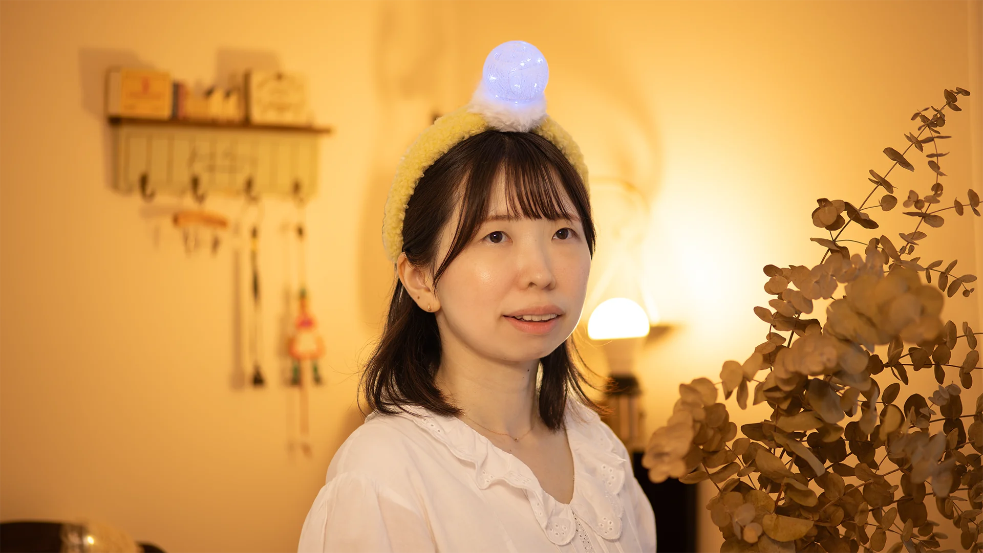 光る綿毛カチューシャを身につけた来場者イメージ